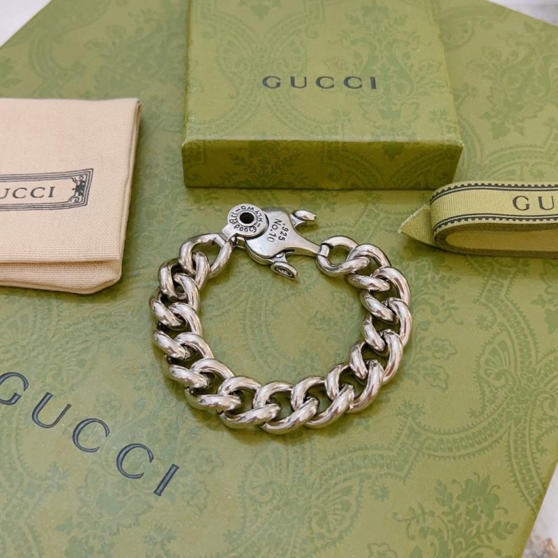 G*u*i bracelets